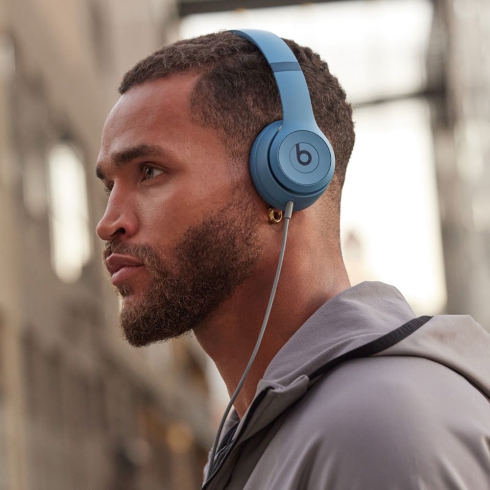 Beats Blue Wireless Headphones.
New*